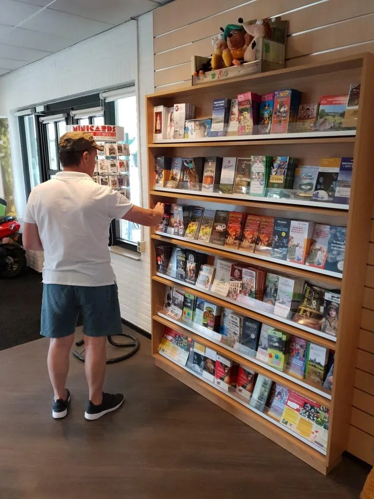 Grote folderdisplay op locatie
